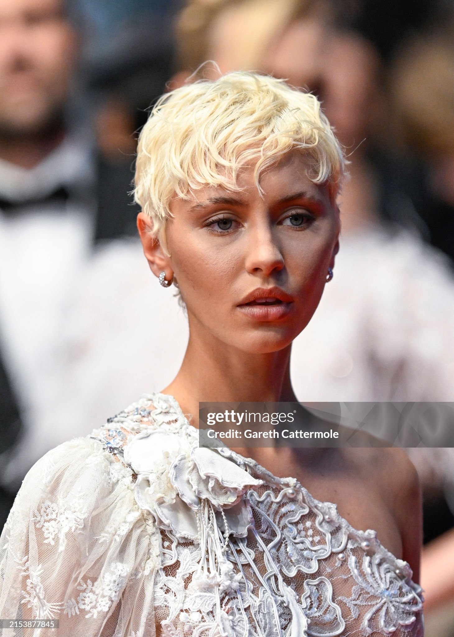 Cannes ngày 7: Chiếc váy trong suốt phần ngực của Bella Hadid gây náo loạn thảm đỏ ảnh 16