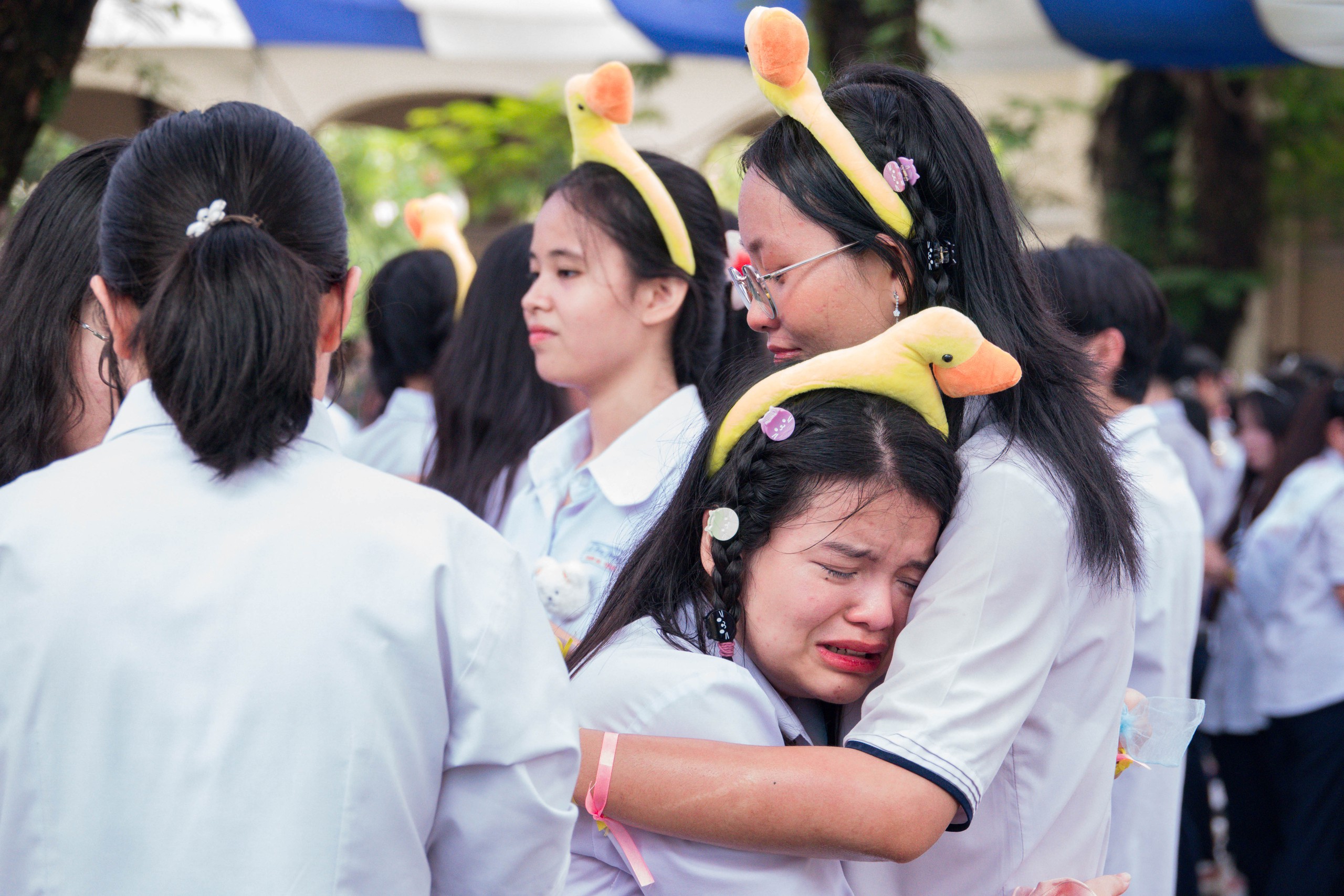 Học sinh Trường THPT chuyên Lê Hồng Phong ‘thắp sáng’ cả bầu trời trong ngày chia tay- Ảnh 10.