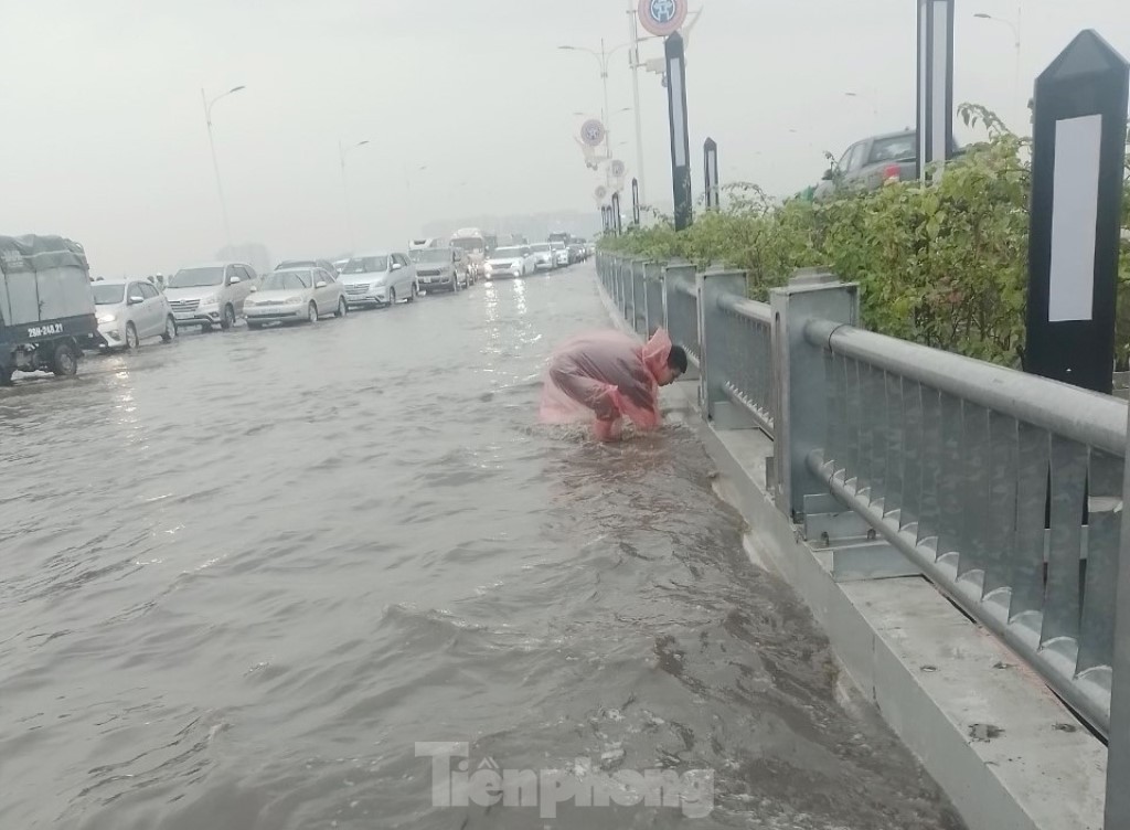 Vì sao xuất hiện ‘nghịch cảnh’ trên cầu Vĩnh Tuy Hà Nội ảnh 7