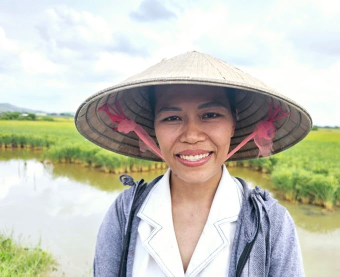 Chị Hoàng Thị Vinh, Tổ trưởng Tổ hợp tác lúa - rươi thôn Đậu Giang (xã Kỳ Khang, huyện Kỳ Anh). Ảnh: Hoàng Anh.