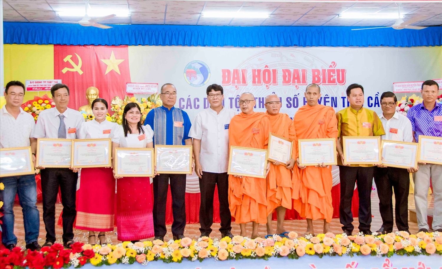 Ông Kiên Ninh - Trưởng Ban Dân tộc tỉnh, Phó Trưởng Ban Thường trực Ban chỉ đạo Đại hội trao giấy khen của Ban Dân tộc đến các cá nhân 