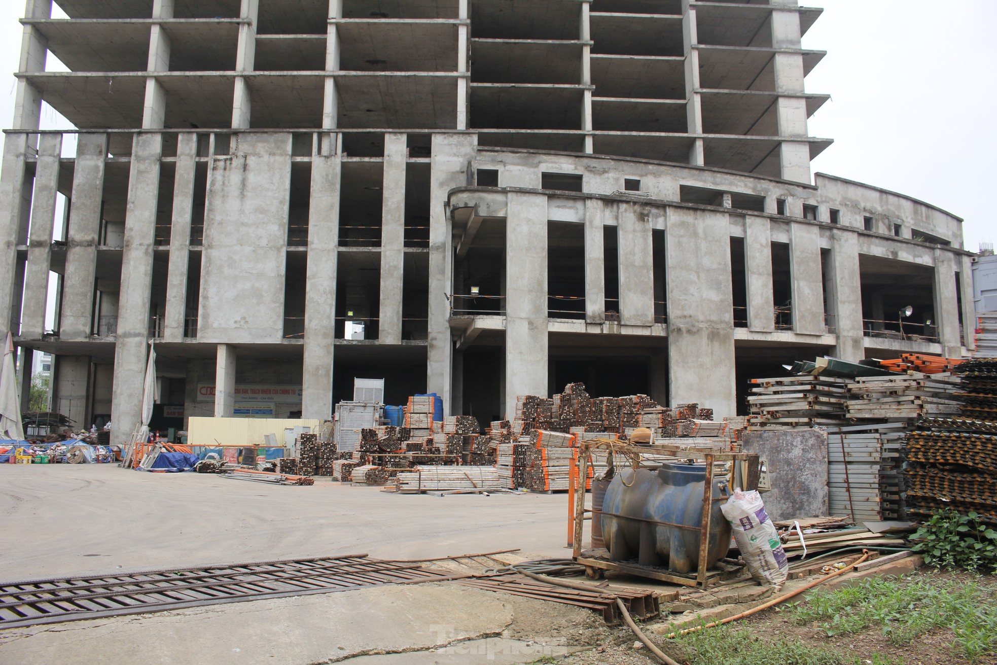 Movements of a series of apartment projects in Hanoi after a long period of abandonment and fenced off photo 18