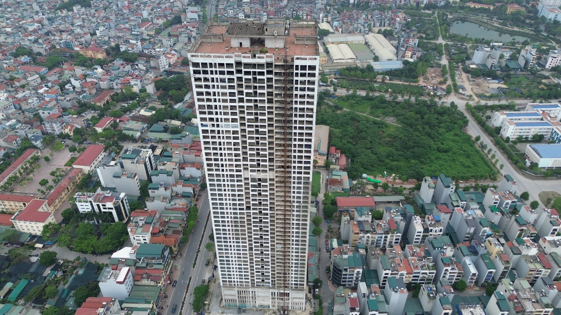 Movements of a series of apartment projects in Hanoi after a long period of abandonment and fenced off photo 17