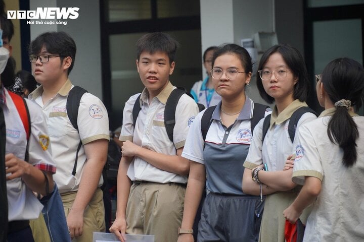 Năm nay, hội đồng thi tuyển sinh lớp 10 của trường được chia ra làm 3 điểm thi: Trường Phổ thông Năng khiếu - Đại học Quốc gia TP.HCM (153 Nguyễn Chí Thanh, Phường 9, Quận 5); Trường Trung học thực hành Sài Gòn - Trường Đại học Sài Gòn (220 Trần Bình Trọng, Phường 4, Quận 5); Trường Đại học Sài Gòn (105 Bà Huyện Thanh Quan, phường Võ Thị Sáu, Quận 3).