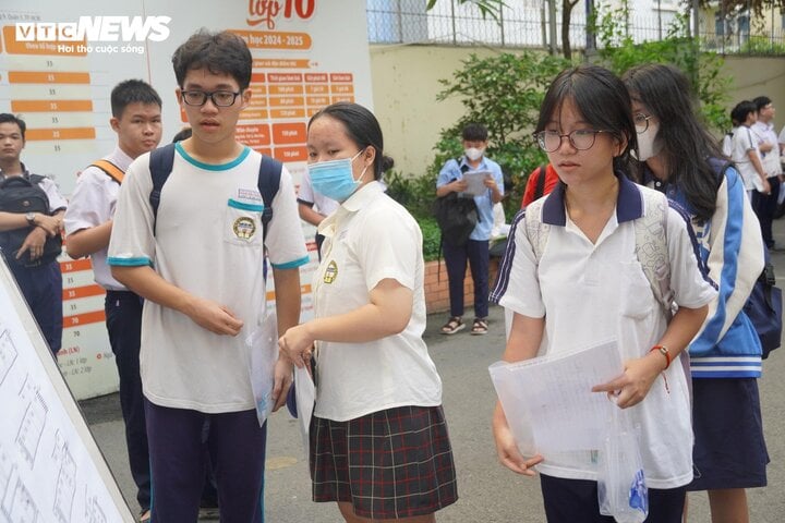 Đối với kỳ thi năm nay, trường Phổ thông Năng khiếu không cho thí sinh mang đề thi ra ngoài, nhà trường sẽ công bố khi kỳ thi kết thúc.