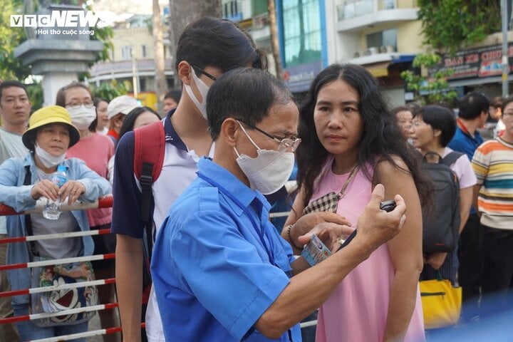 Phụ huynh dặn dò con trước khi vào phòng thi.