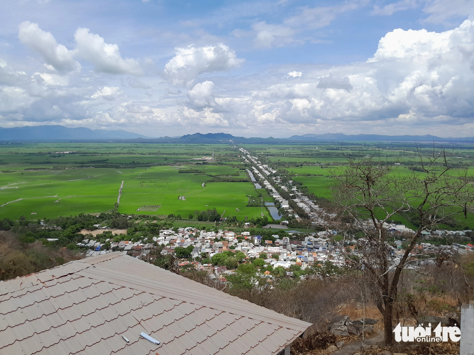 View bao quát nhìn từ ban công. Đây là điểm ngắm mây cực đẹp vào sáng sớm - Ảnh: CHÍ HẠNH