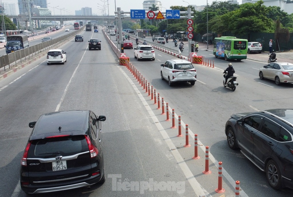 Cầu vượt thép Mai Dịch tăng cường hàng cọc tiêu để chống xe lấn làn ảnh 3