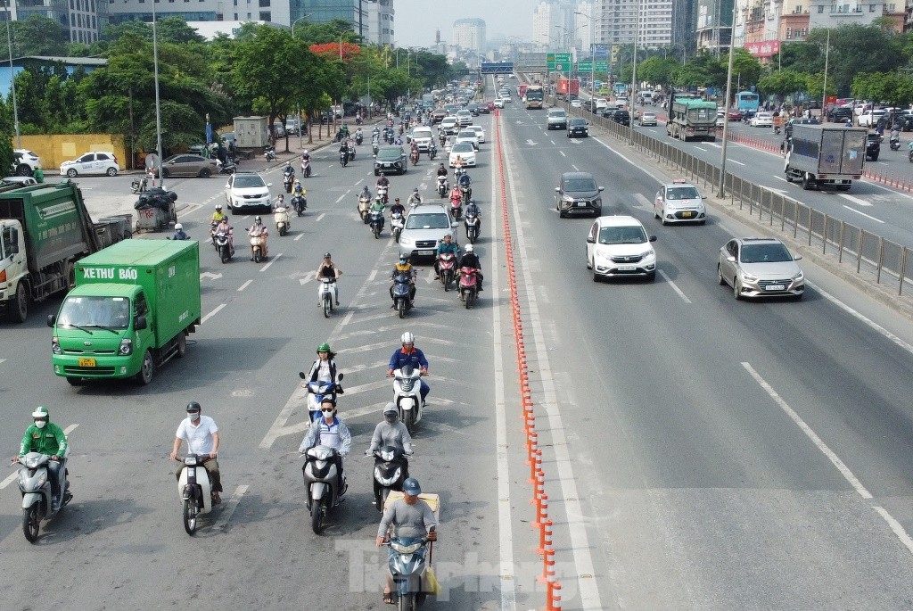 Cầu vượt thép Mai Dịch tăng cường hàng cọc tiêu để chống xe lấn làn ảnh 5