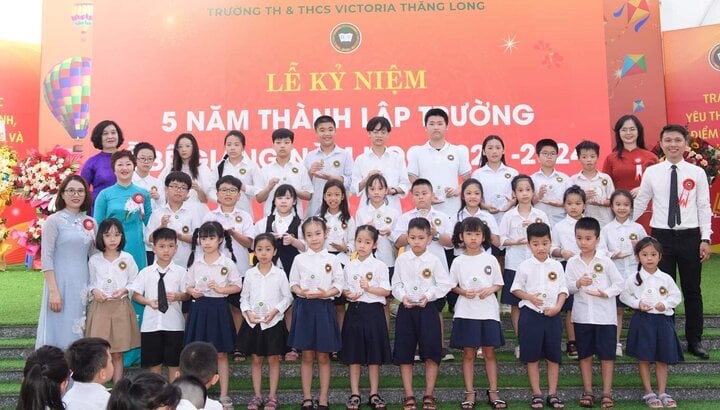 Trao thưởng cho các học sinh thành tích học tập xuất sắc.