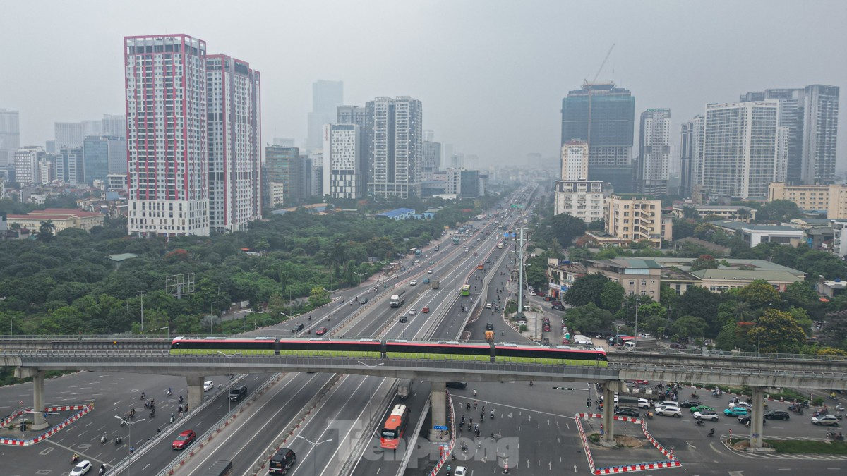 Gần trưa, bầu trời Hà Nội vẫn mù mịt sương ảnh 3