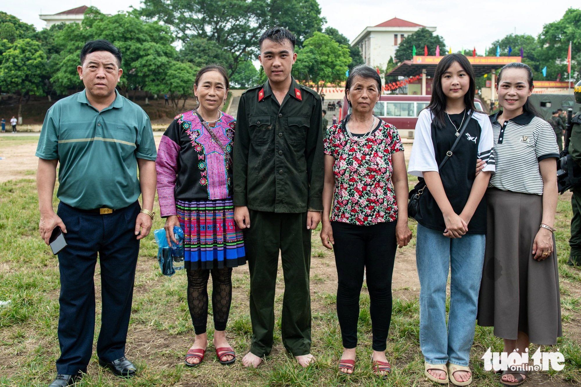 Người thân của chiến sĩ Giàng A Mạnh Khang gặp gỡ, động viên sau khi anh hoàn thành buổi biểu diễn võ thuật, diễu binh - Ảnh: NAM TRẦN