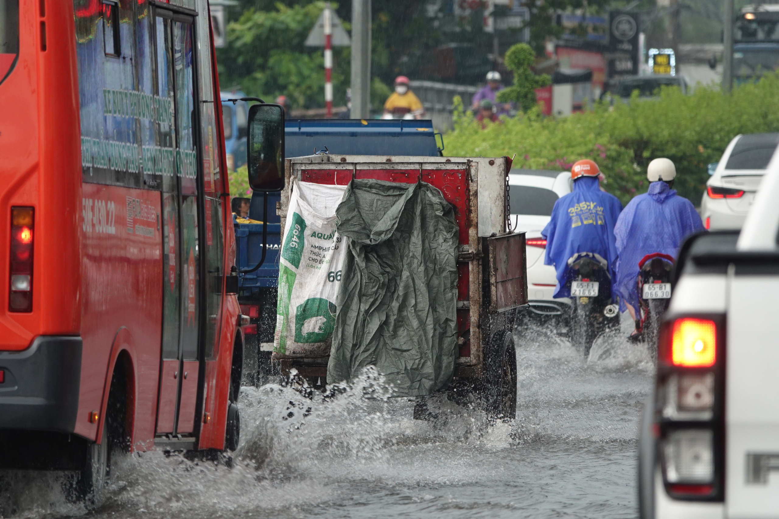 Cần Thơ ngập lênh láng sau cơn mưa lớn đầu mùa kèm giông lốc- Ảnh 4.