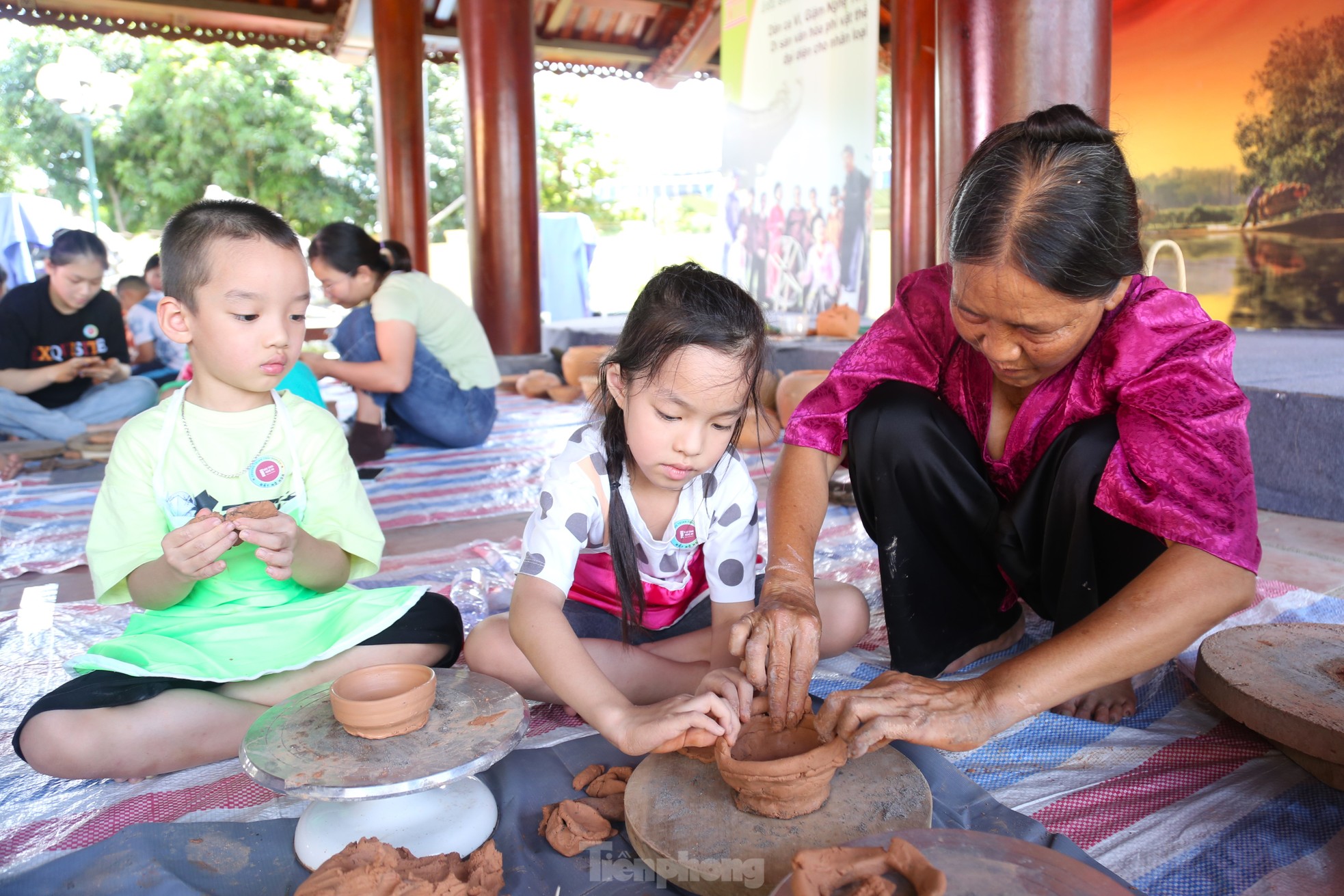 Thiếu nhi Nghệ An thích thú trải nghiệm làm gốm thủ công truyền thống ảnh 7