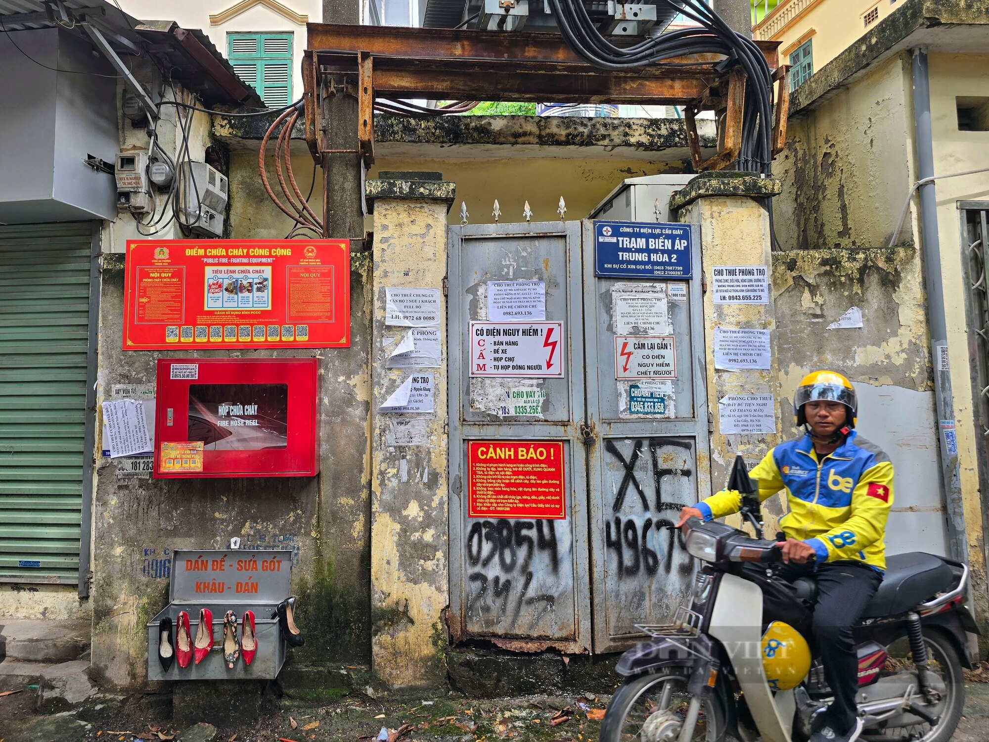 Hàng loạt hộp đựng đồ cứu hỏa công cộng gần nhà trọ bị cháy ở Trung Kính trống rỗng ruột- Ảnh 5.