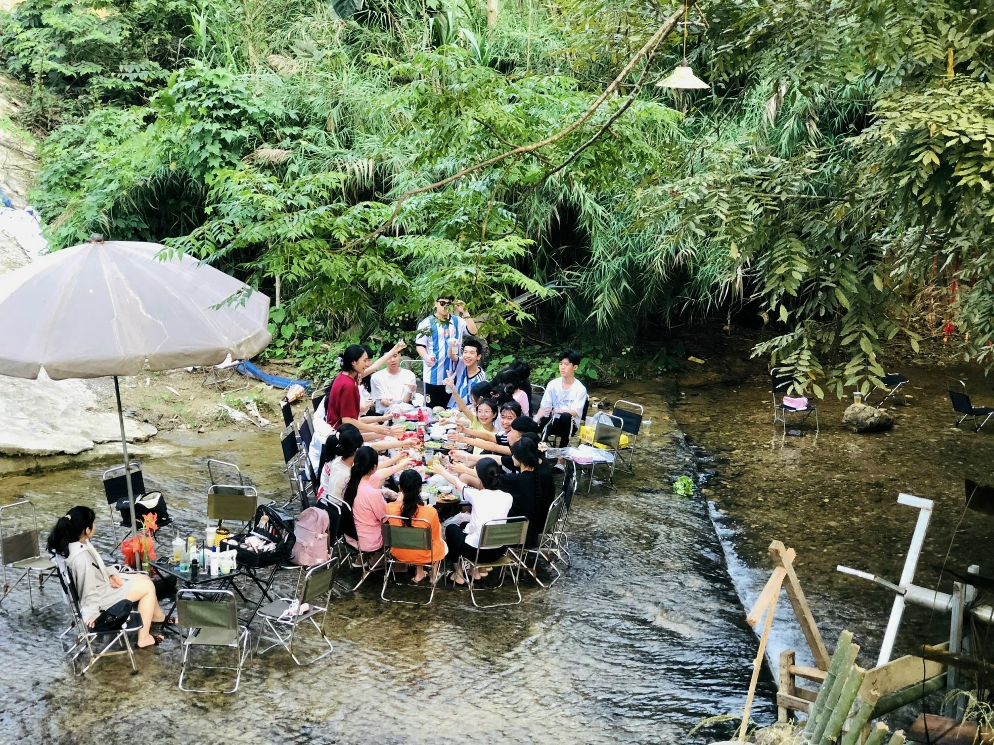 Giới trẻ rủ nhau lên núi tránh nóng: Ăn gà nướng, uống cà phê bên suối ảnh 4