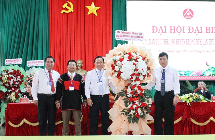 Thay mặt Ban Chỉ đạo Đại hội Đại biểu các DTTS tỉnh, Trưởng Ban Dân tộc tỉnh Đắk Lắk Nguyễn Kính tặng hoa Đại hội