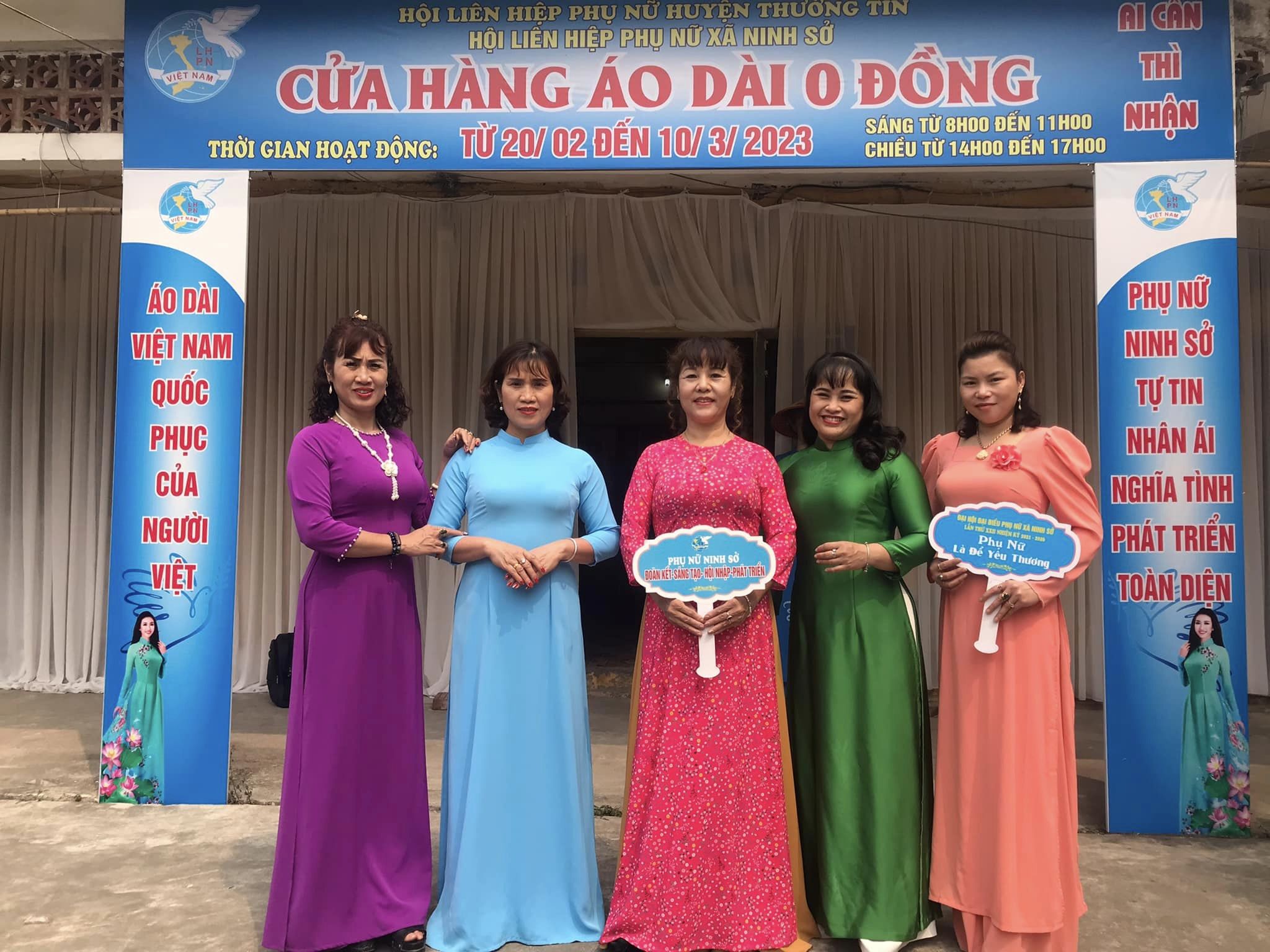 Gian hàng Áo dài 0 đồng của Hội LHPN xã Ninh Sở