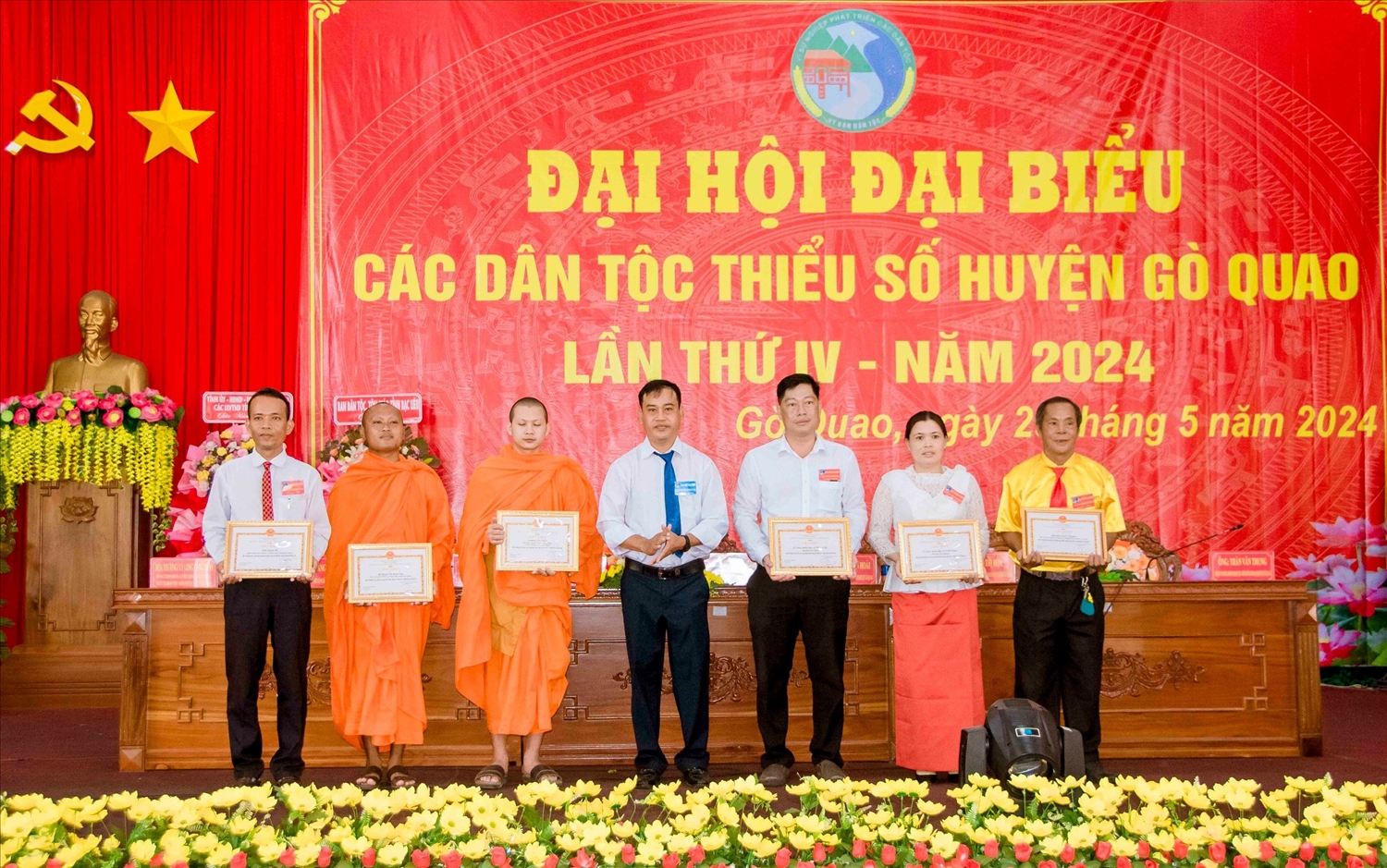 Ông Danh Phúc, Trưởng ban Dân tộc tỉnh Kiên Giang trao Giấy khen cho các tập thể và cá nhân.