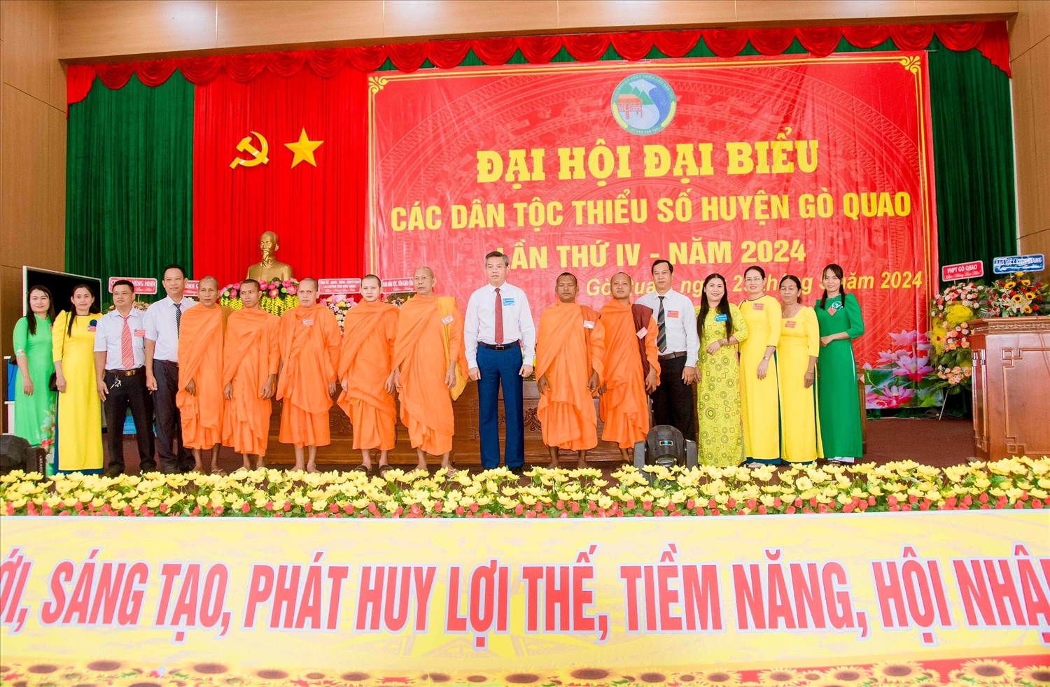 Ông Nguyễn Lưu Trung , Phó Chủ tịch UBND tỉnh, Trưởng Ban chỉ đạo Đại hội đại biểu các DTTS tỉnh Kiên Giang lần thứ IV, năm 2024 chụp ảnh lưu niệm cùng các vị trong Thường trực Hội đoàn kết sư sãi yêu nước tỉnh Kiên Giang và các Đại biểu cấp cơ sở là người DTTS 