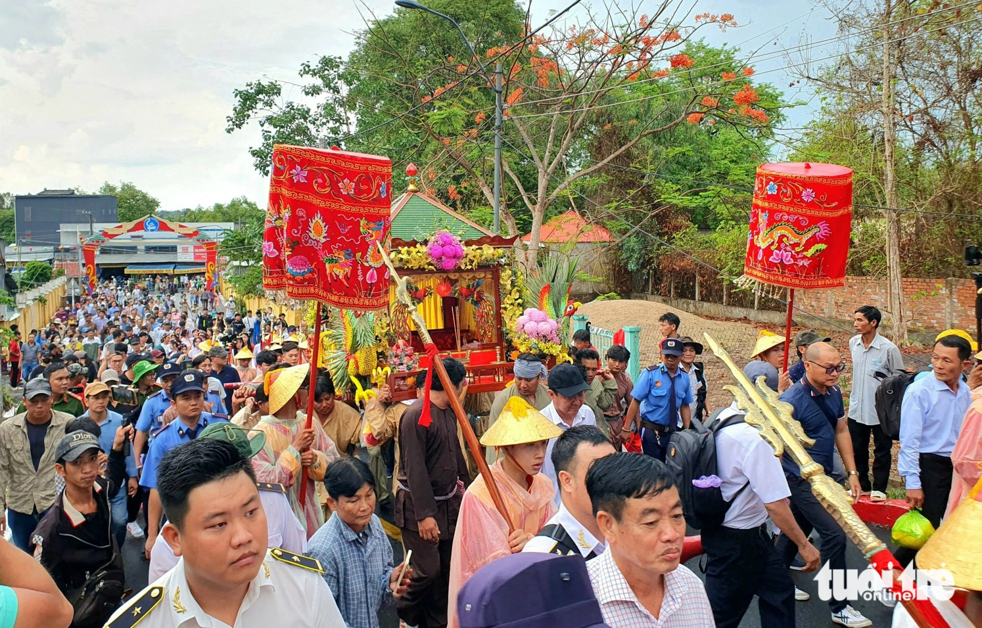 Hành trình đưa Bà xuống núi - Ảnh: CHÍ HẠNH