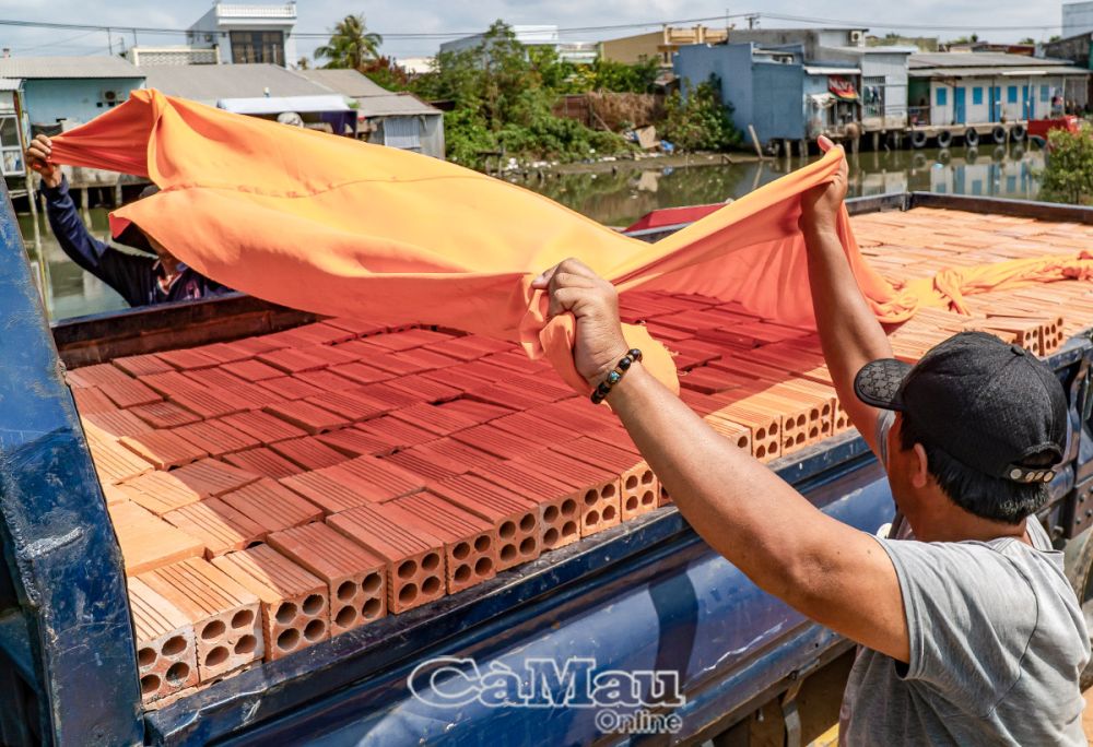 Giữa một thành phố lớn nhất tỉnh Cà Mau có một cái chợ  chỉ bán một thứ vật liệu nhìn thấy là quen ngay- Ảnh 5.