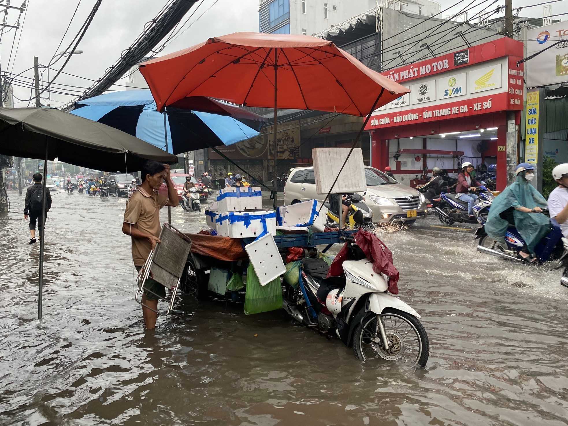 Người dân TPHCM chật vật di chuyển vì mưa xối xả bất ngờ ảnh 5