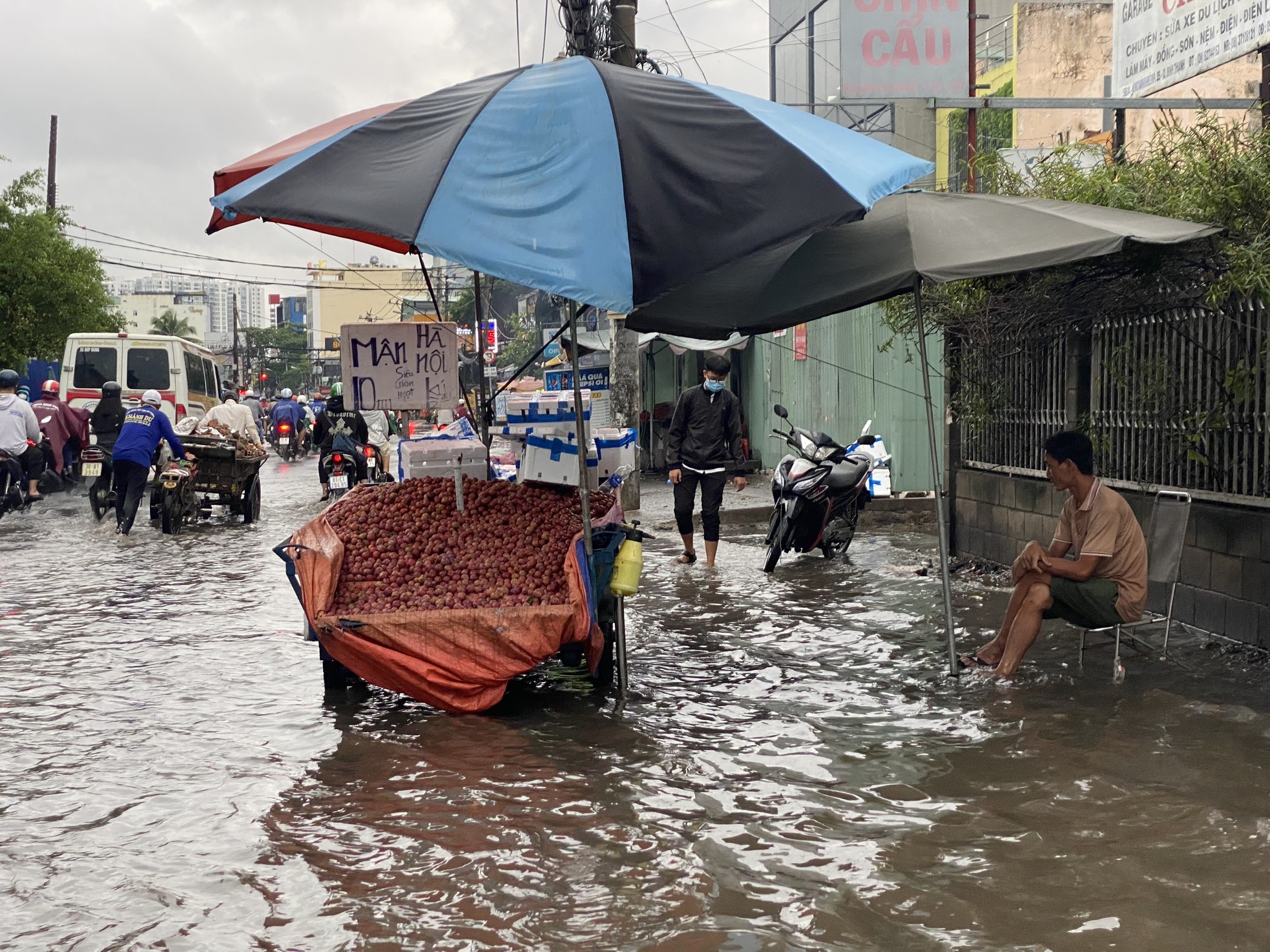 Người dân TPHCM chật vật di chuyển vì mưa xối xả bất ngờ ảnh 4