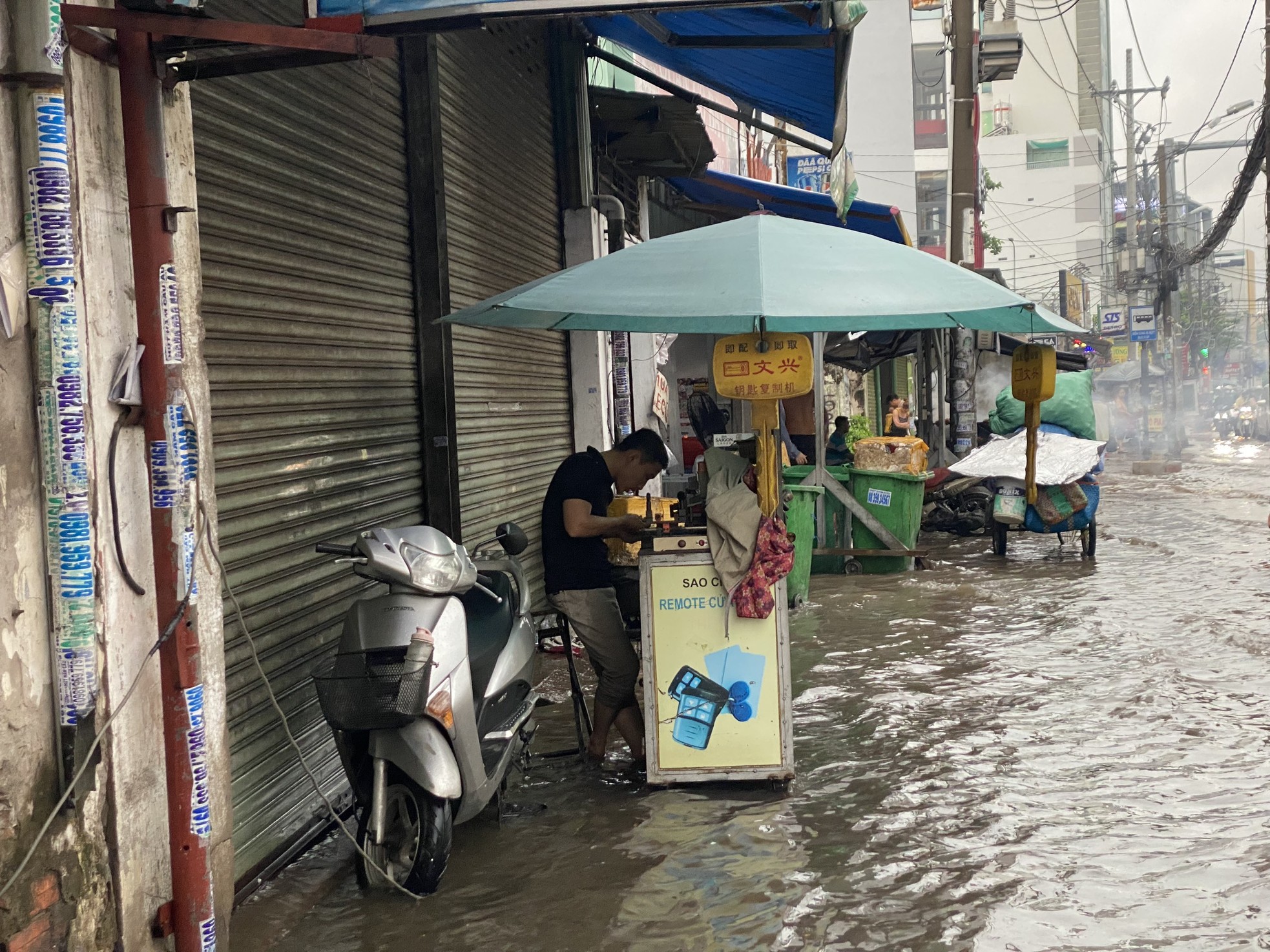 Người dân TPHCM chật vật di chuyển vì mưa xối xả bất ngờ ảnh 6