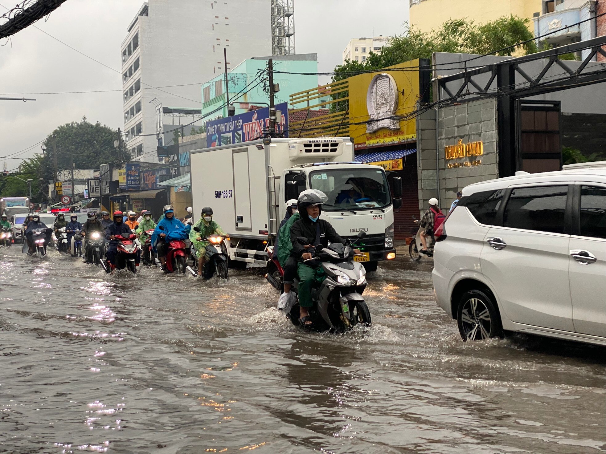 Người dân TPHCM chật vật di chuyển vì mưa xối xả bất ngờ ảnh 7