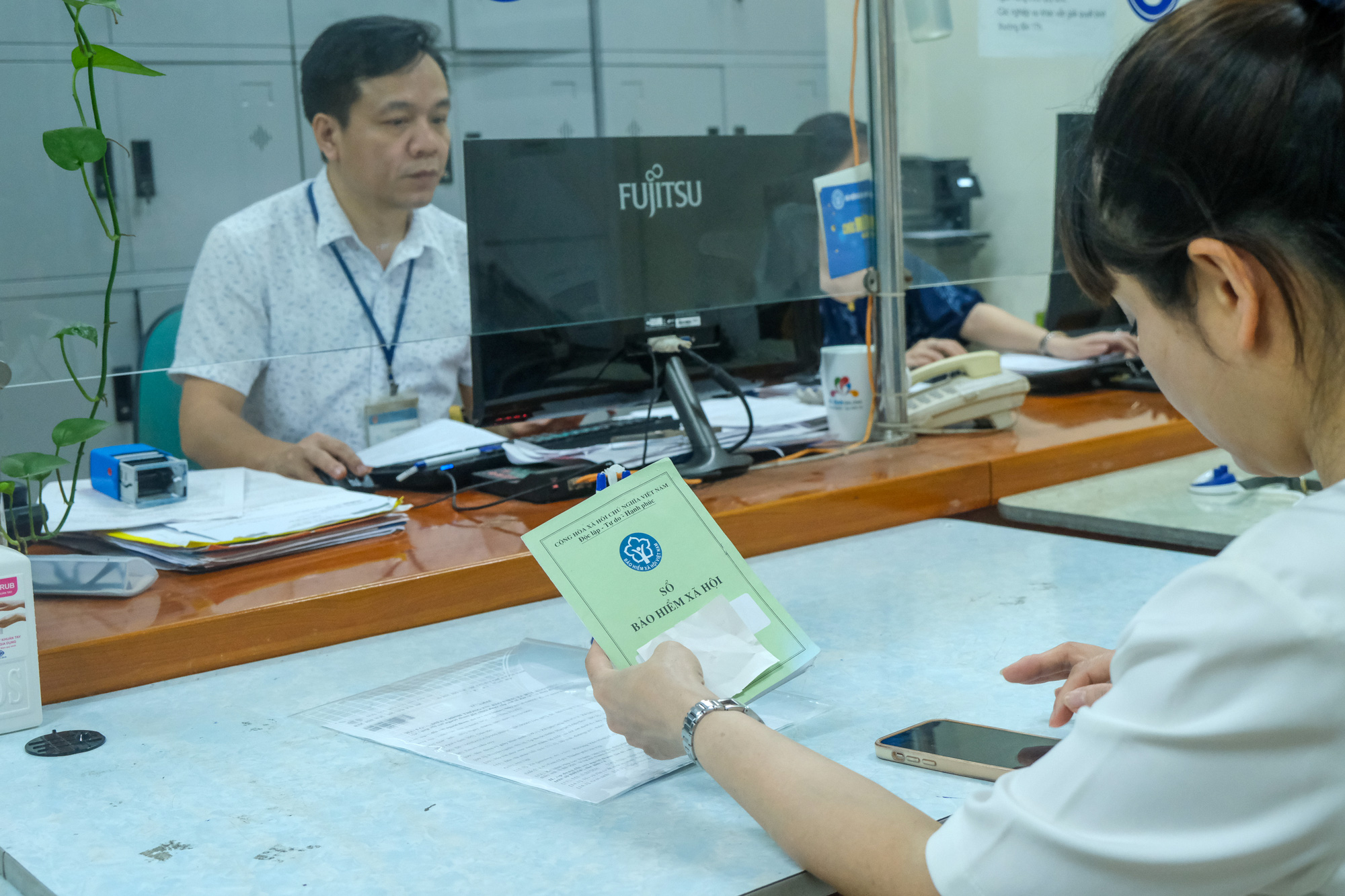 Người lao động làm thủ tục tại Bảo hiểm xã hội quận Hai Bà Trưng, Hà Nội - Ảnh minh họa: HÀ QUÂN