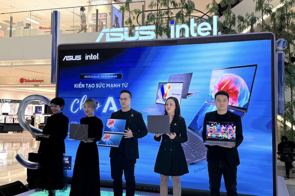 ASUS cũng trình diễn dải sản phẩm tiên phong trang bị chip AI.