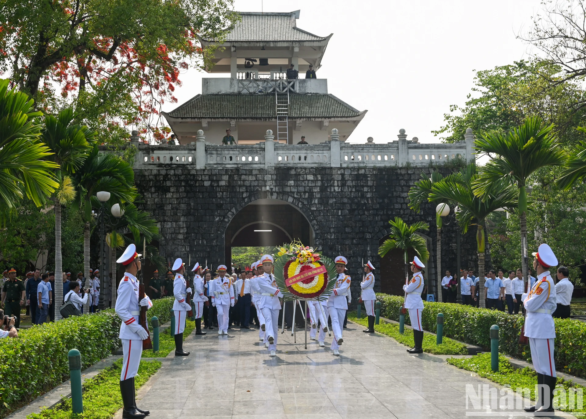 [Ảnh] Lãnh đạo Đảng, Nhà nước dâng hương, tưởng niệm các Anh hùng, liệt sĩ tại thành phố Điện Biên Phủ ảnh 1