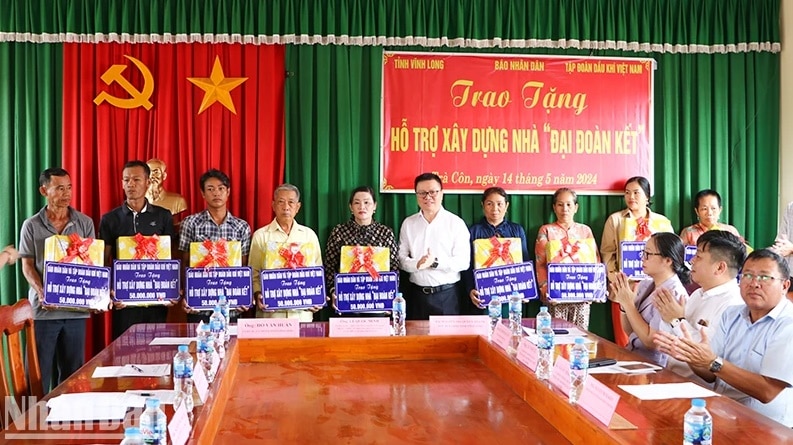 bao nhan dan trao tang ho tro xay nha dai doan ket tai tinh vinh long hinh 1