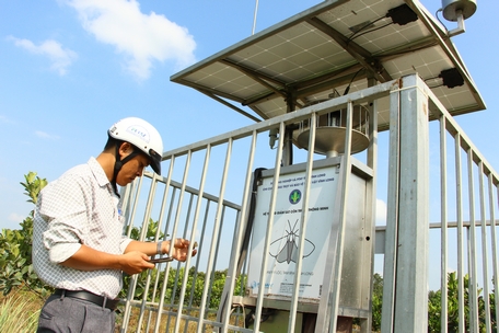 Bẫy đèn thông minh đang lắp đặt ngoài đồng ở Vĩnh Long đang bắt được con gì là chủ yếu?- Ảnh 1.