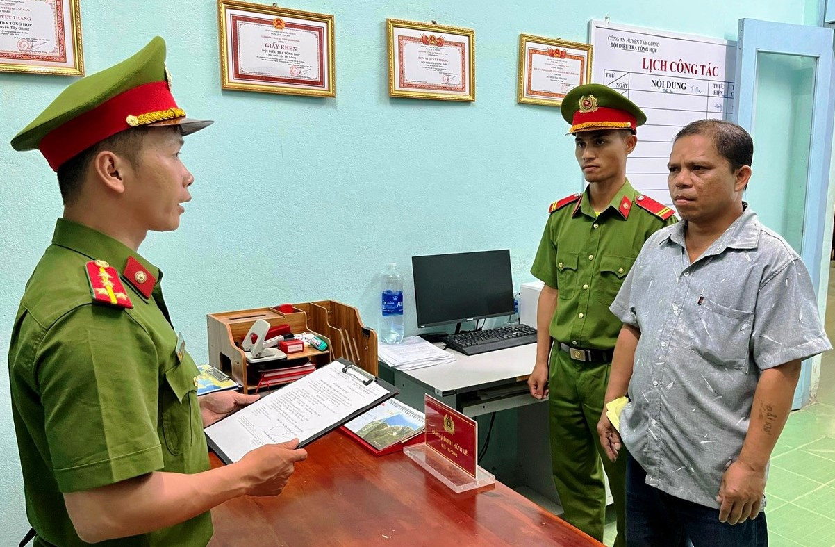 Công an H.Tây Giang đọc quyết định tạm giữ hình sự Alăng Thị