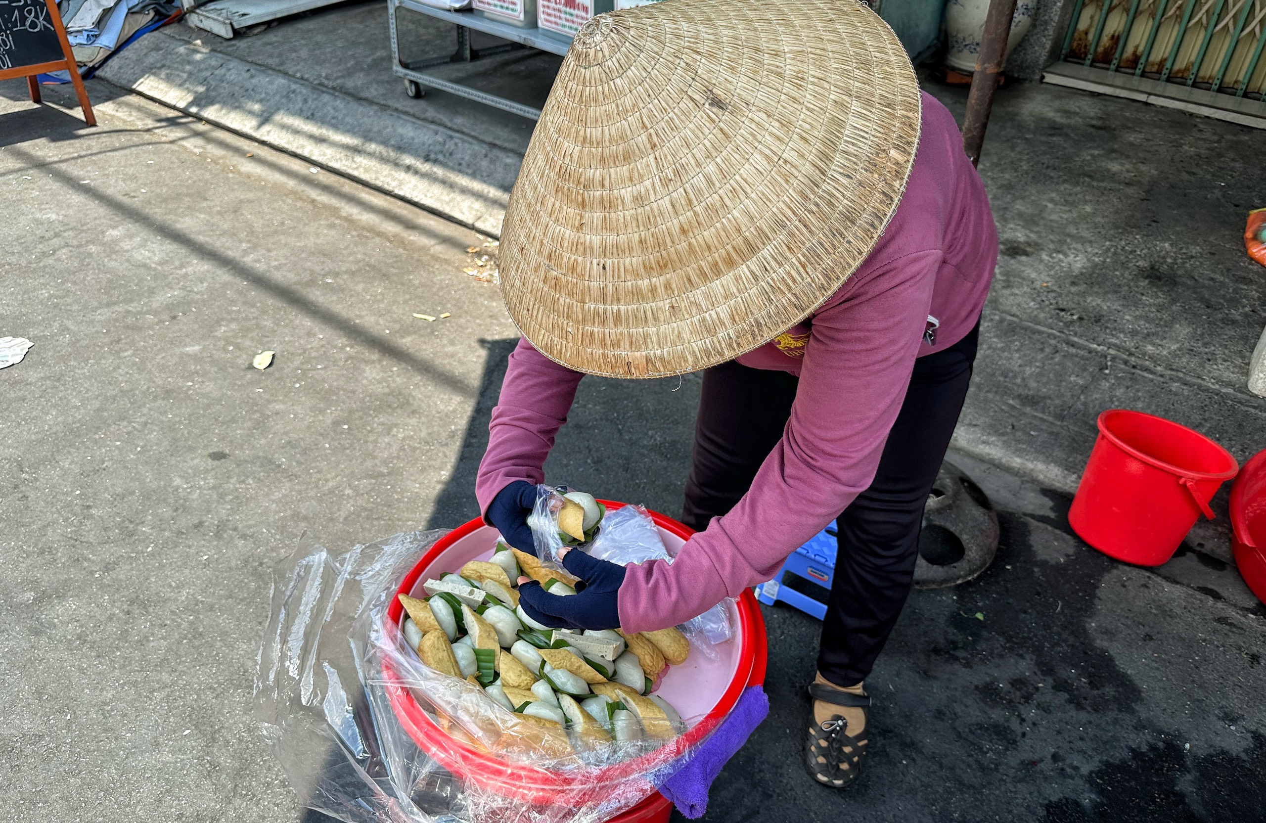 Thời tiết TP.HCM nắng nóng, nhiều người né... hàng rong: 'Bị ngộ độc một lần, sợ luôn'- Ảnh 1.