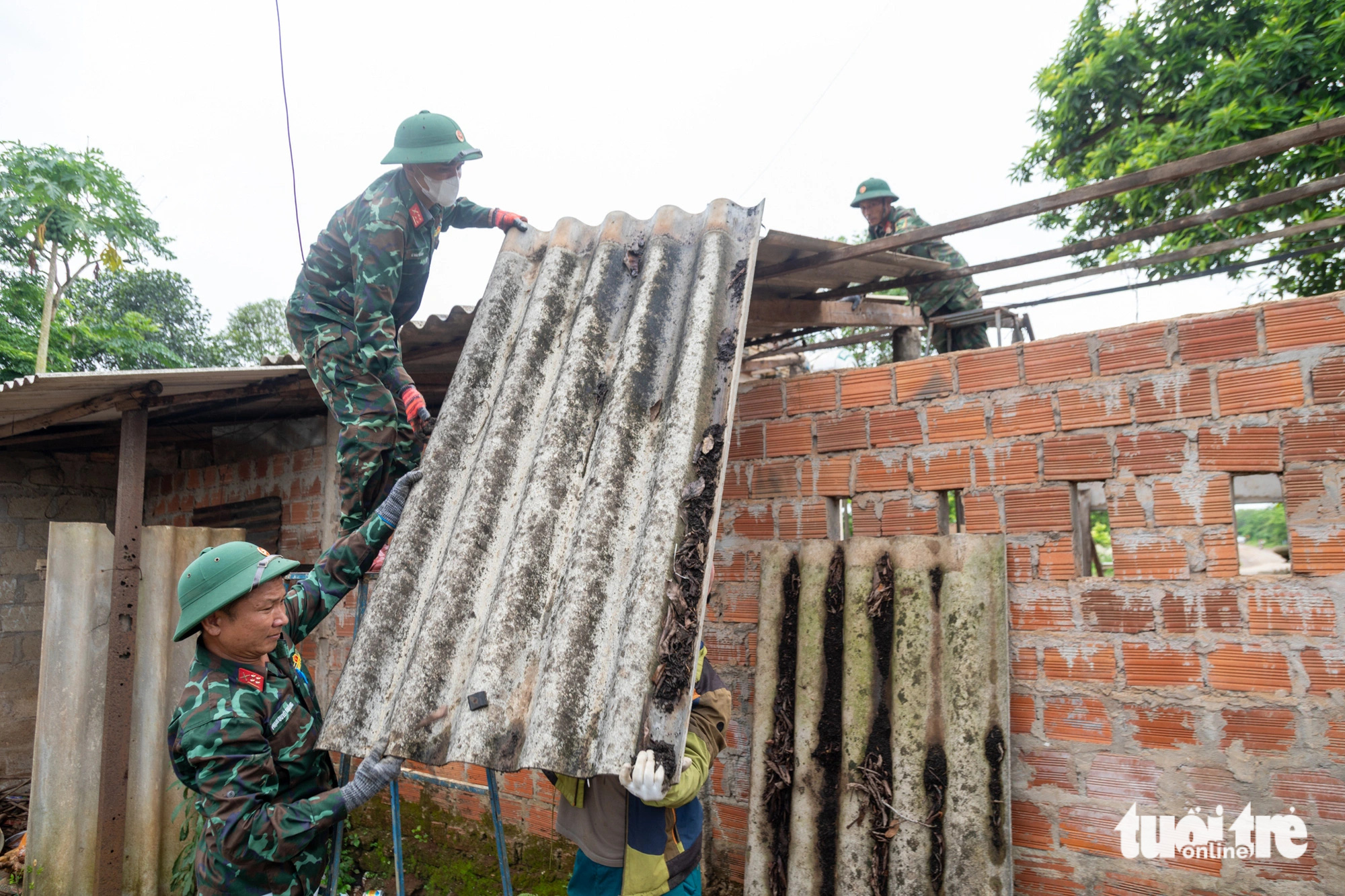 Bộ đội Trung đoàn 9 giúp đỡ người dân di dời tài sản đến nơi ở mới, bàn giao mặt bằng cho dự án - Ảnh: HOÀNG TÁO