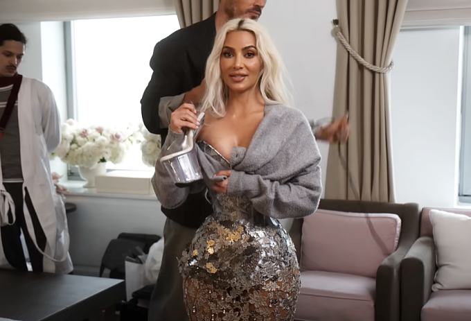 Kim Kardashian khoe đôi giày không gót ở hậu trường. Người đẹp dành vài tiếng để tập đi giày không gót trước khi lên thảm xanh. Ảnh: Vogue