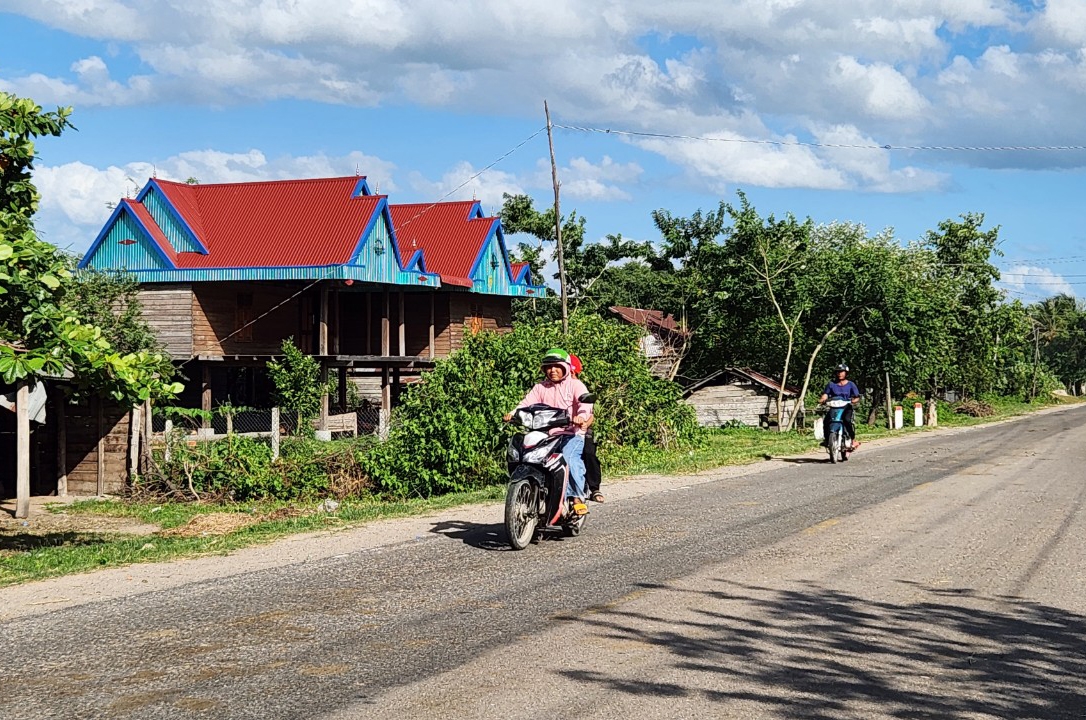 Nhờ có đường Trường Sơn Đông chạy qua, nhiều hộ đồng bào DTTS ở xã Uar (huyện Krông Pa) đầu tư phát triển kinh tế, xây dựng nhà cửa khang trang