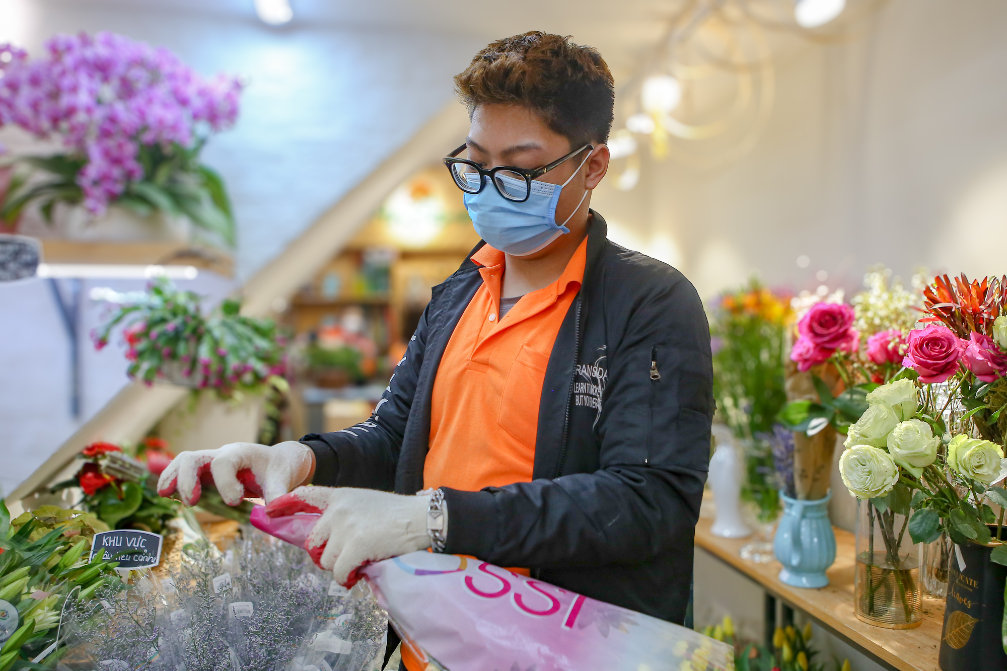 Nhiều bạn trẻ làm thêm giờ ở các tiệm hoa tươi, nhà hàng, quán ăn để kiếm thêm thu nhập - Ảnh: HÀ QUÂN