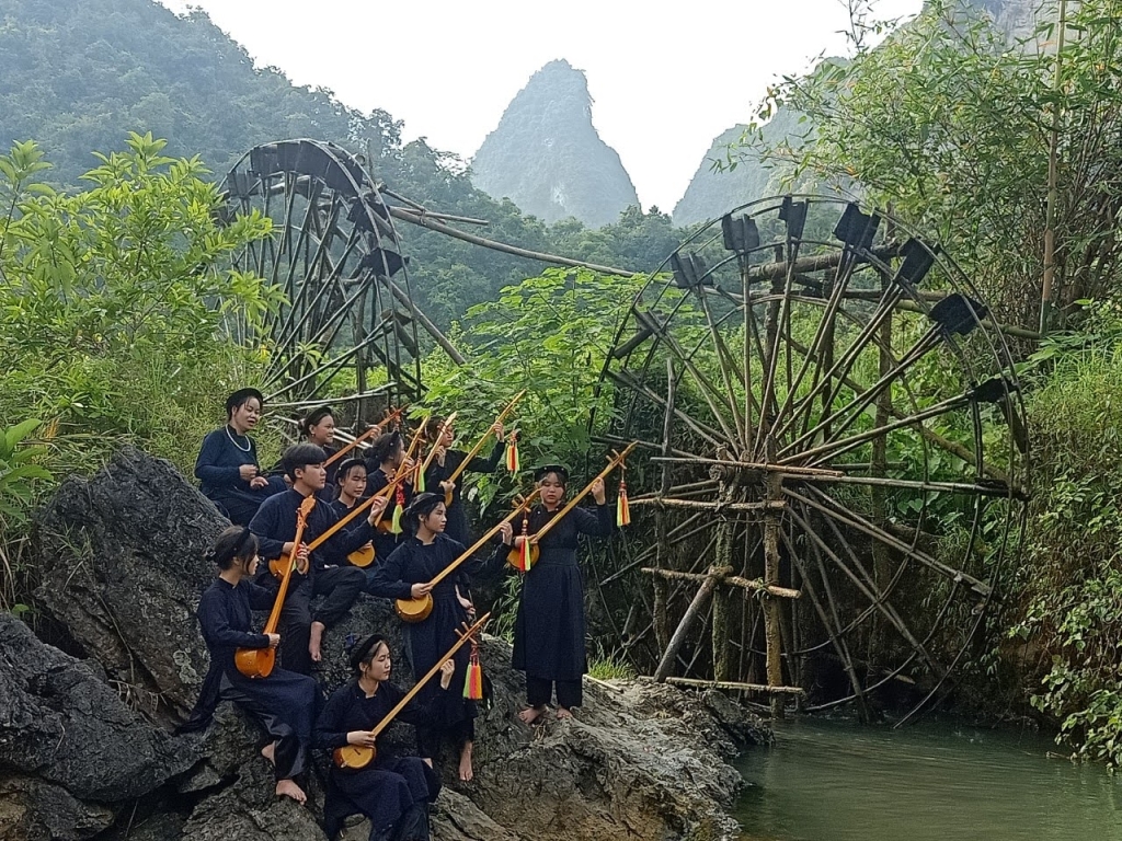 (Đội văn nghệ quần chúng hòa mình vào thiên nhiên để ngân nga giai điệu hát Then- đàn Tính