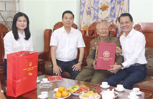 Chủ nhiệm Ủy ban Kiểm tra Th&agrave;nh ủy H&agrave; Nội Ho&agrave;ng Trọng Quyết c&ugrave;ng l&atilde;nh đạo Huyện ủy, UBND huyện Gia L&acirc;m thăm hỏi, tặng qu&agrave; gia đ&igrave;nh chiến sĩ Đặng Trần Hoan.