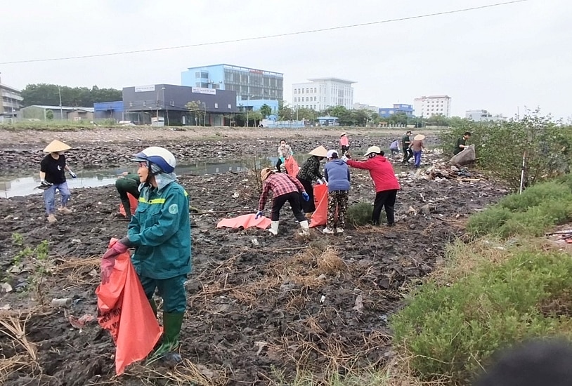  NCT phường Hà Khánh tham gia dọn vệ sinh môi trường.