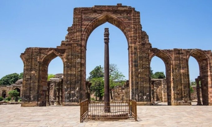 Cột sắt nằm ở quần thể Qutb Minar. Ảnh: Allen Brown