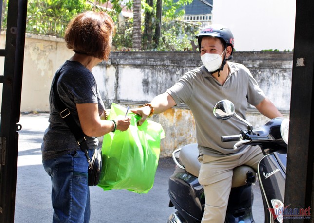 Cửa hàng đặc biệt ở khu nhà giàu TP.HCM, người nghèo vào mua liên tục ảnh 1