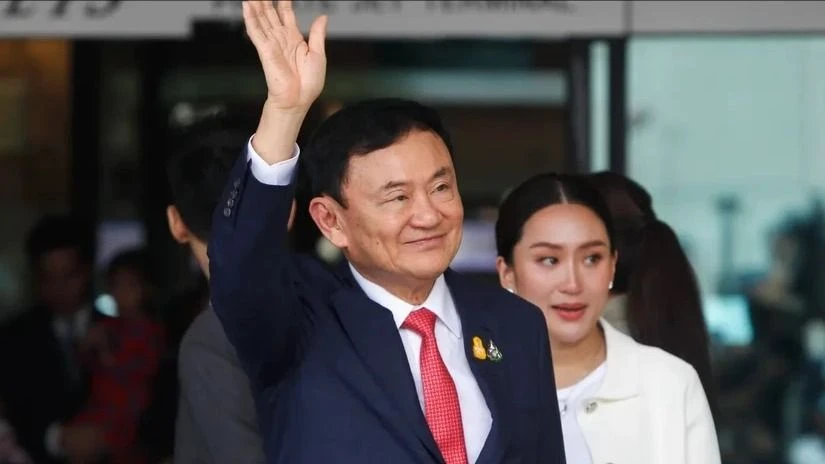 Cựu Thủ tướng Thái Lan Thaksin Shinawatra tại sân bay Don Mueang, Bangkok, Thái Lan, ngày 22-8-2023. Ảnh: GUARDIAN