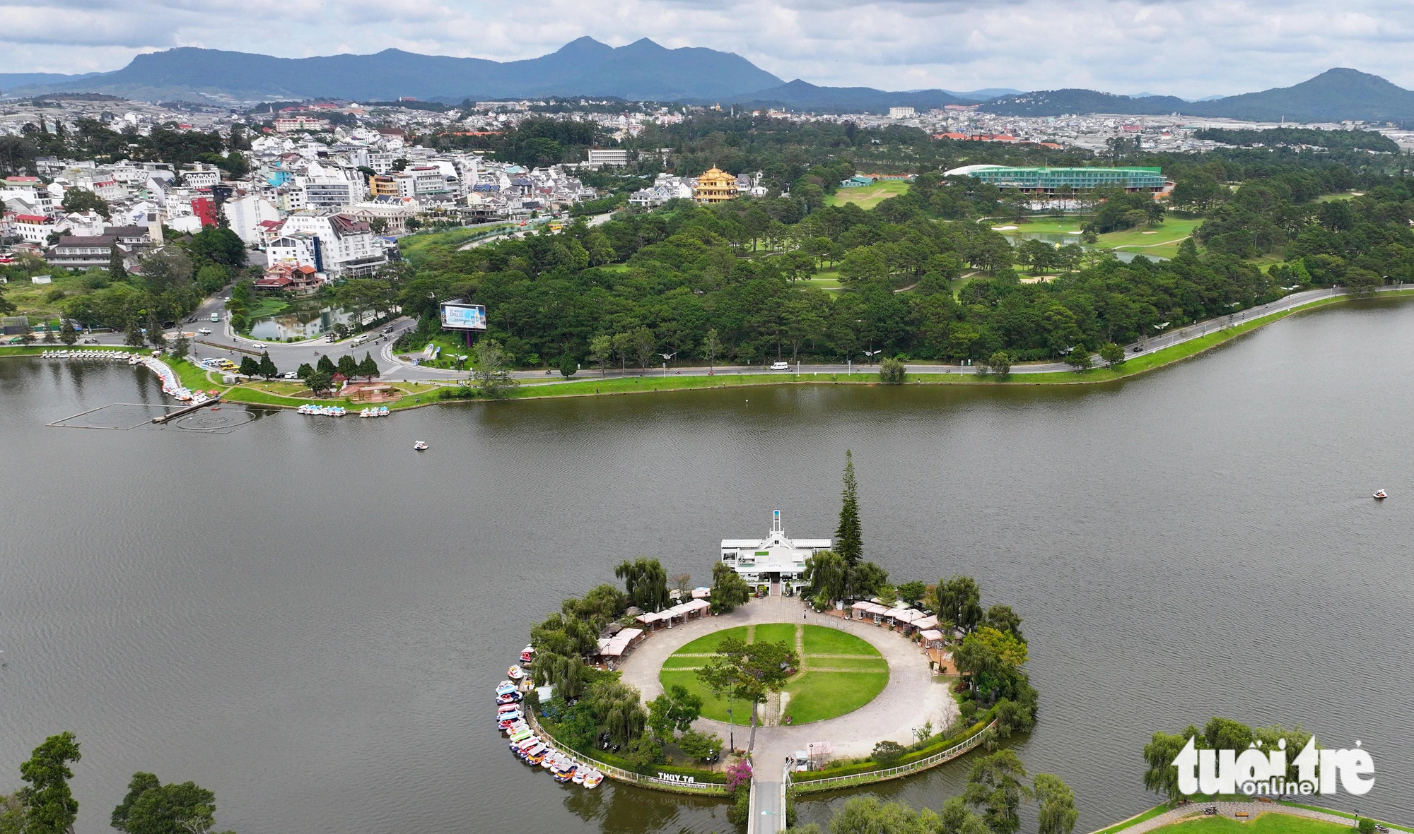 Cung đường Trần Quốc Toản, ven Đồi Cù Đà Lạt nhìn về hướng Thủy Tạ và quảng trường Lâm Viên dự định mở phố đi bộ ban đêm - Ảnh: M.V.