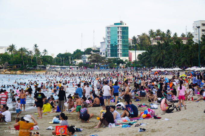 Bãi biển Nha Trang ngày 30/4. Ảnh: Bùi Toàn