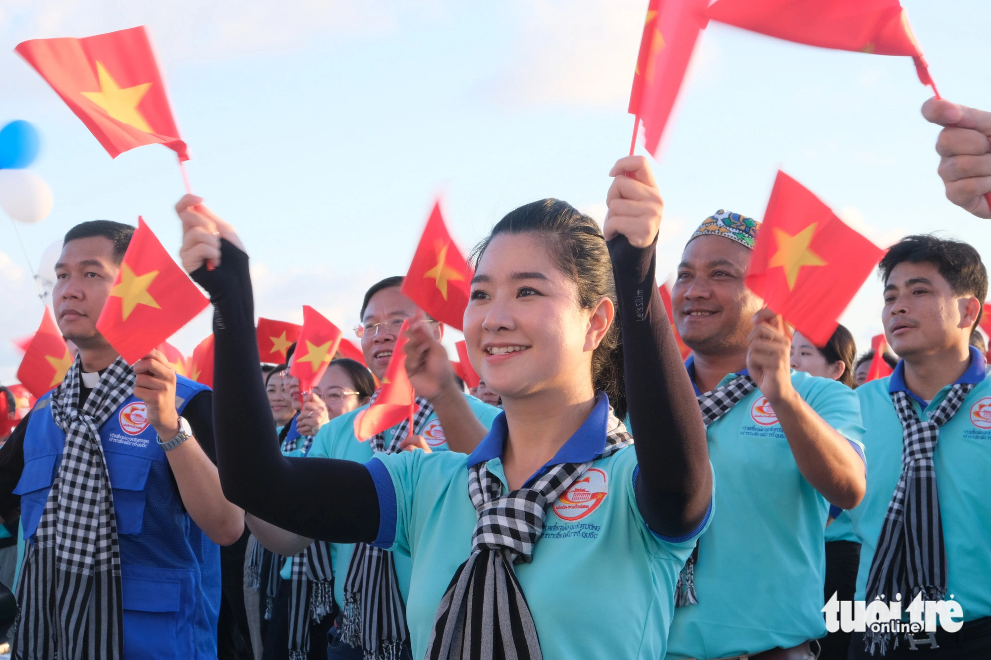 Mỗi đại biểu được đặt chân đến Trường Sa trong những ngày đặc biệt của đất nước càng nhân lên tình yêu quê hương đất nước trong trái tim - Ảnh: HÀ THANH